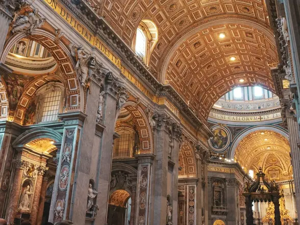 Interior barroco de la Basílica de San Pedro