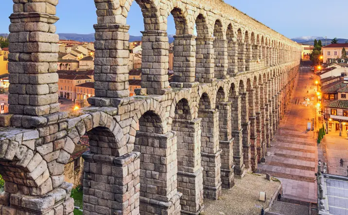 Atardecer en el acueducto de Segovia con luces en las calles-Excursión a Toledo y Segovia desde Madrid-Buendía Tours Madrid