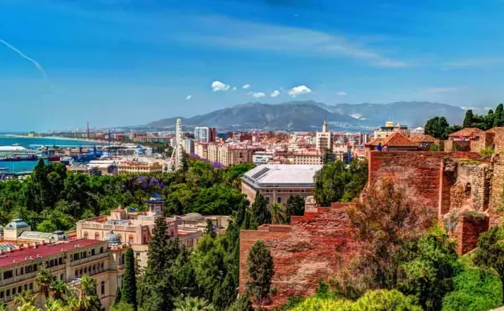 Panormaica de la ciudad de Málaga en un día soleado- Visita Guiada Málaga al completo  - Buendía 