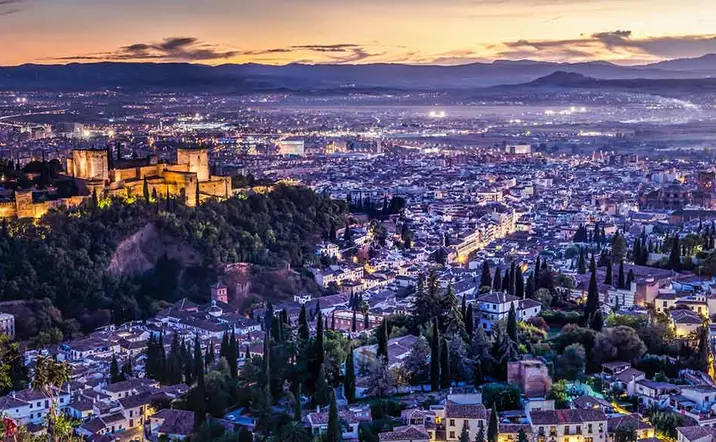 Vista aérea de noche de la Alhambra iluminada y Granada al fondo - Visita Guiada Alhambra Nocturna: Palacios Nazaríes - Excursiones y Actividades en Granada - Buendía