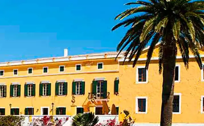 Vista las casas y el museo de Binissuès en Menorca-Actividades y excursiones en Menorca_ Buendía