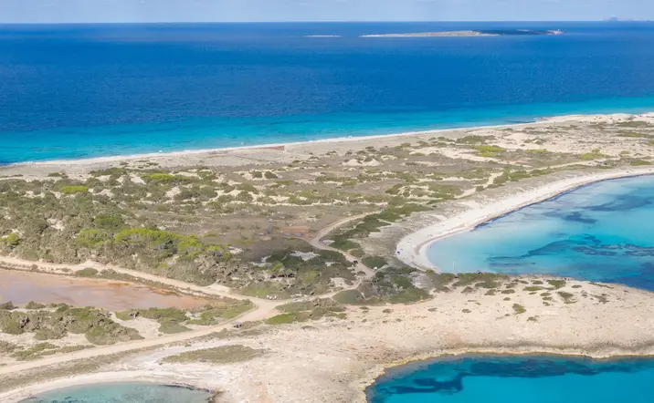 Playa de Formentera, aguas turquesas, arena blanca, veleros, yates, bañistas
