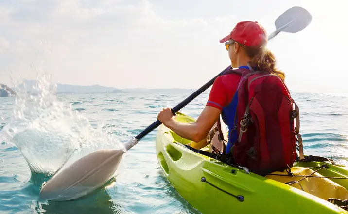 Mujer en Kayak en Menorca - Excursión en Kayak desde Cala en Porter a Cales Coves en Menorca- Actividades y Excursiones Buendía Islas Baleares