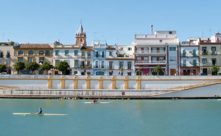 Ciudad de Sevilla y río Guadalquivir con personas en kayak - Tour en Kayak por Sevilla - Buendía Andalucía