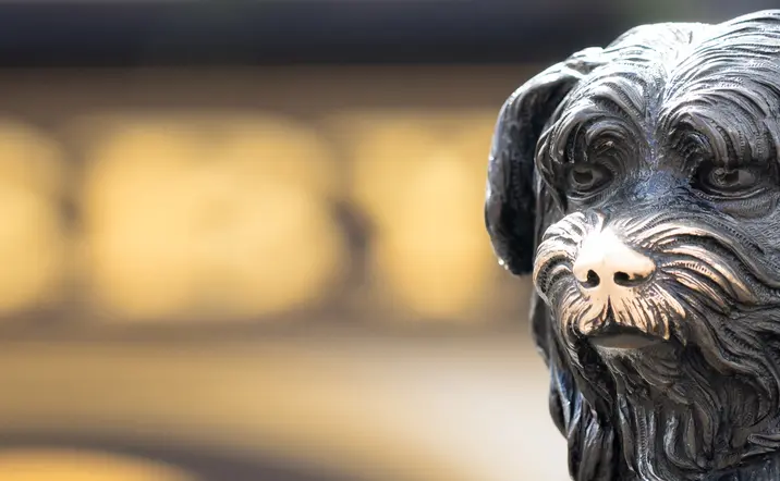 Estatua de Greyfriars Bobby, el perro más famoso de Edimburgo 