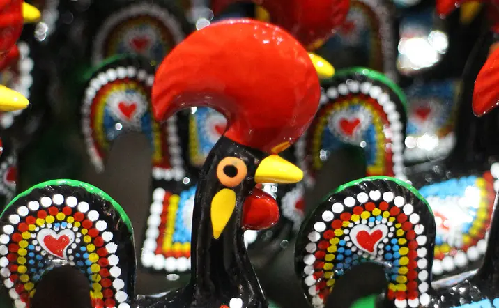 Figurina colorida de un gallo, símbolo de Portugal - Excursión a Fátima, Nazaré, Óbidos y Batalha desde Lisboa - Actividades y Excursiones Buendía Portugal