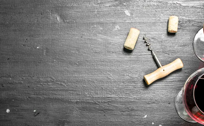 Pizarra con copas de vino tinto y uvas - Visita y Cata en la Bodega Finca Valpiedra - Actividades y Excursiones Buendía La Rioja