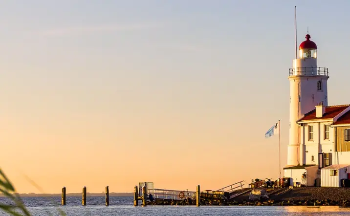 Faro Paard van Marken en la península de Dutch Marken - Excursión a la campiña holandesa desde Ámsterdam-actividades y excursiones en Ámsterdam Buendía