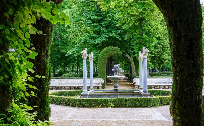 Fuentes y estatuas en los jardines del Palacio Real de Aranjuez - Visita Guiada Aranjuez - Actividades y Excursiones Buendía Comunidad de Madrid