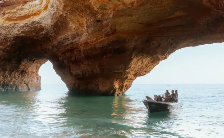 Barco entrando en la Gruta de Benagil en el Algarve-Excursión en Barco a la Gruta de Benagil-Actividades y excursiones en el Algarve Buendía