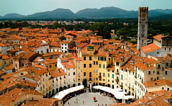 Anfiteatro de Lucca en Toscana - Excursión a Lucca y Pisa desde Florencia - Actividades y Excursiones Buendía Toscana, Italia
