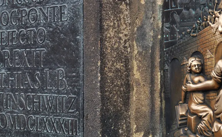 Placa de bronce de la Estatua de Nepomuk en el Puente Carlos en Praga - Tour Misterios y Cervezas de Praga - Actividades y Excursiones Buendía Republica Checa