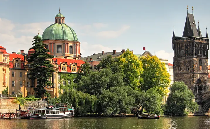 Ciudad de Praga en las orillas de río Moldava - Tour del Nazismo y Comunismo en Praga - Actividades y Excursiones Buendía Republica Checa