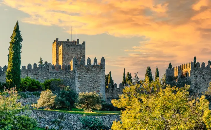 Tour a pie por Trujillo al atardecer