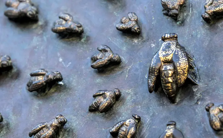 Abejas en la estatua de la plaza Santiago Annunziata - Free Tour Misterios y Leyendas de Florencia - Actividades y Excursiones Buendía Italia