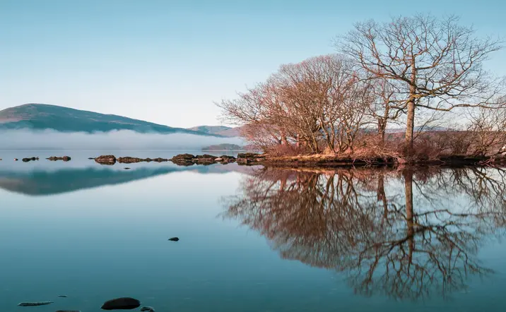 Lago Lomond en Balloch - Excursión a Glasgow, Lagos de Escocia y Castillo de Doune desde Edimburgo - Actividades y Visitas Guiada Buendía Escocia