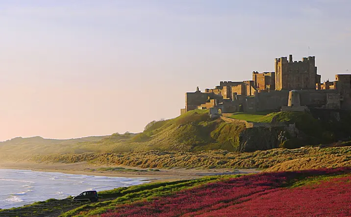Castillo de Bamburgh en la costa del mar del norte - Excursión Harry Potter y los Castillos de Escocia