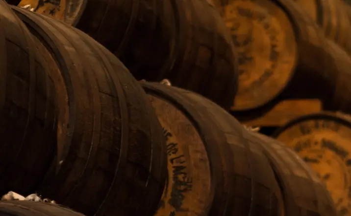 Barricas de roble en una destilería escocesa de whisky - Excursión a Stirling, destilería y Saint Andrews