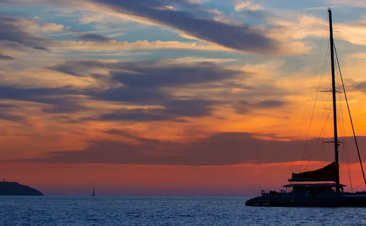 Excursión en Barco en la Costa Blanca - Paseo Catamarán a la Puesta de Solen Altea - Actividades y Excursiones Buendía Comunidad Valenciana 