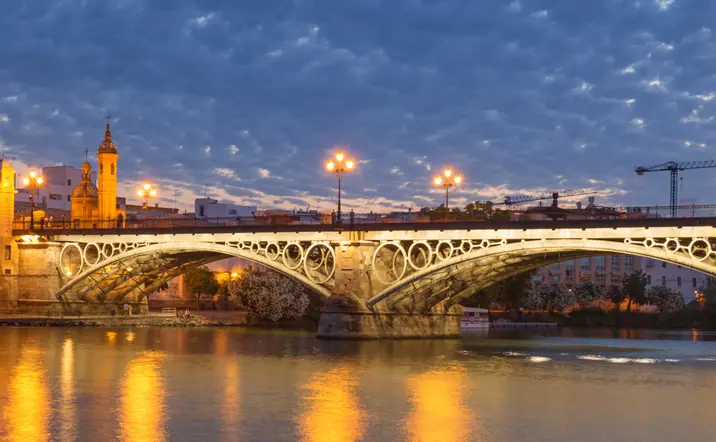 Puente de Triana - Ruta teatralizada en Triana - Actividades y Excursiones en Sevilla - Buendía