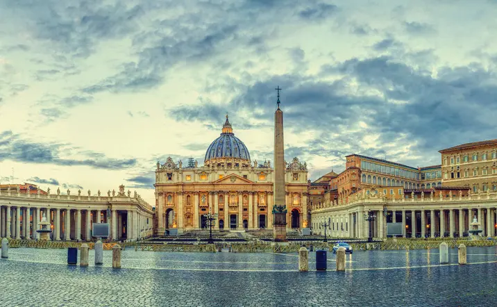 Basílica de San Pedro por la noche desde Via della Conciliazione en Roma - Tour por Roma en coche privado - Excursiones y Visitas guiadas Buendía Italia