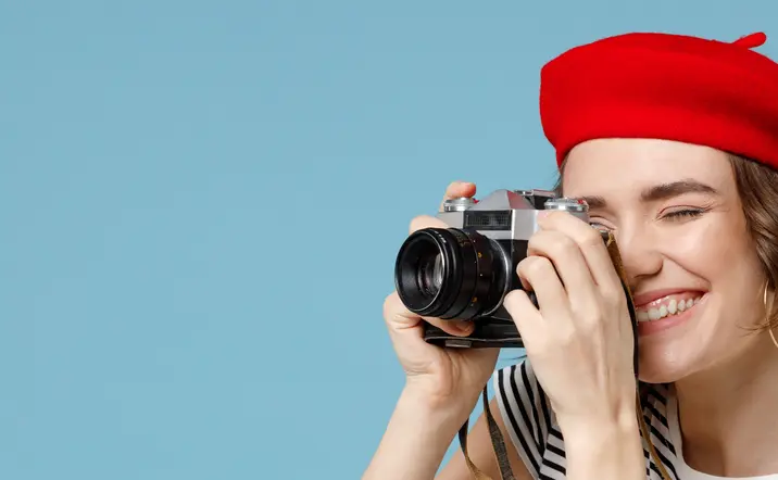 Fotografía de persona con cámara en mano.