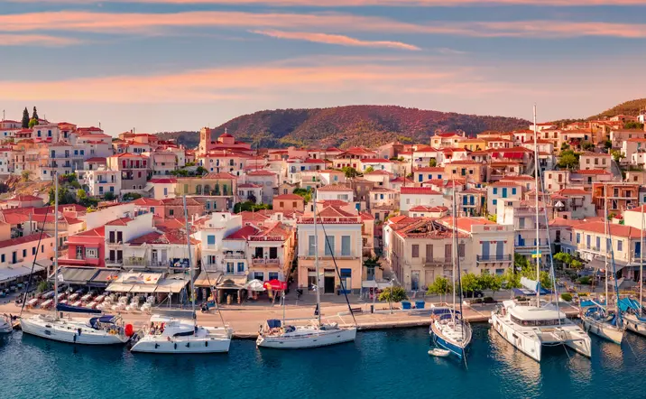 Puerto de la isla griega de Poros - Crucero a Poros, Hidra y Egina - Excursiones y Visitas guiadas Buendía Tours Grecia