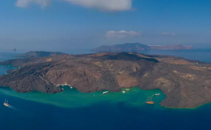 Isla volcánica de Nea Kameni - Crucero por las Islas Volcánicas, Hot Springs y Thirassia desde Santorini - Excursiones y Visitas guiadas Buendía Tours Grecia