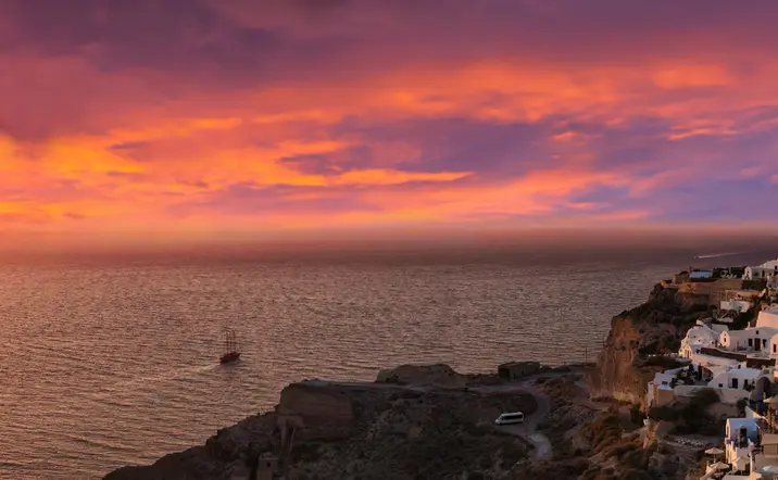 Paseo en barco por las islas volcánicas con atardecer en Oia