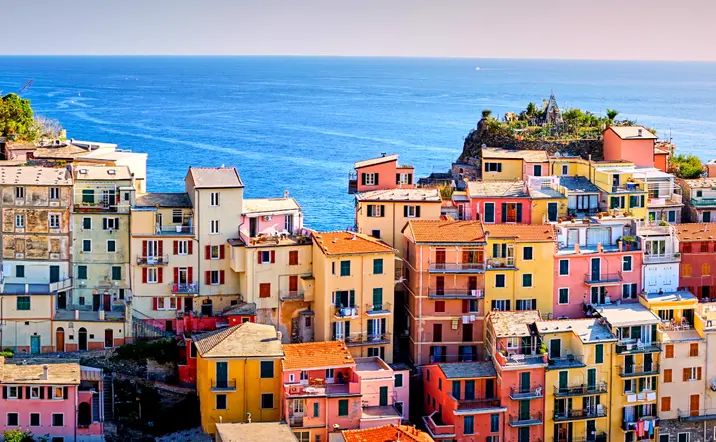 Panorámica de la famosa ciudad de Manarola en Cinque Terre - Excursión a Cinque Terre con ferry y tren desde Florencia - Visitas guiadas y Free tours Buendía Italia