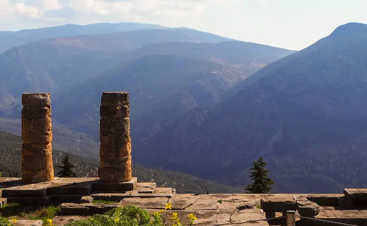 Columnas de la antigua Grecia de Delfos - Excursión a Delfos desde Atenas - Tour y Visitas guiadas en español Buendía Tours Grecia