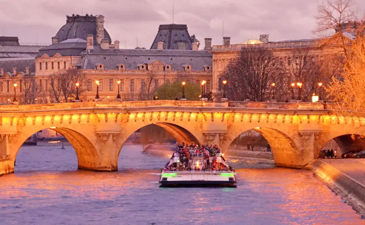 Vista del Sena y del Puente Alexandre III en París-Entrada al Museo del Louvre y Paseo por el Sena- Actividades y Excursiones en París Buendía Tours