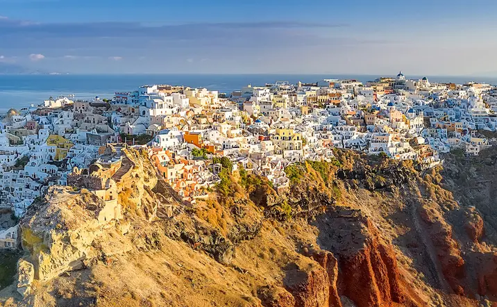 Casa en los acantilados de Oia - Tour de la isla Santorini - Excursiones y Visitas guiadas Buendía Grecia