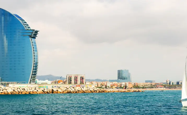 Paseo en catamarán con música en directo por Barcelona - buendía