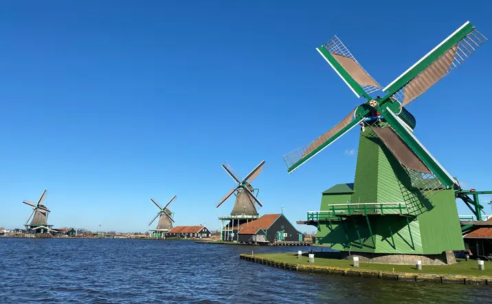 El hermoso pueblo de Zaanse Schans con los típicos molinos holandeses.