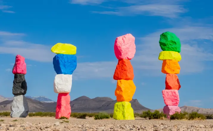 una obra del artista Ugo Rondinone - Tour 7 montañas mágicas y Letrero Las Vegas - Visitas guiadas y Tours en español Buendía Estados Unidos