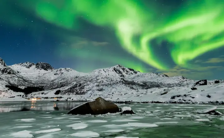 Flotación en un Lago Helado bajo las Auroras Boreales - Excursiones y Visitas guiadas en español Buendía Laponia, Finlandia