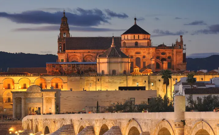 Vista del Puente Romano por la noche en Córdoba - Free Tour Córdoba de noche Visitas guiadas  y Excursiones en español Buendía Tours Andalucía