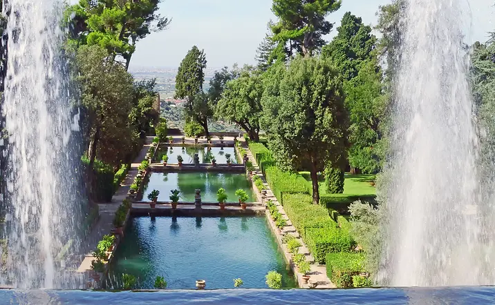 Jardines de Villa d’Este en Tívoli con fuentes y estanques simétricos rodeados de vegetación.