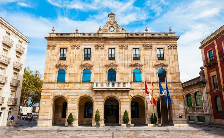 Tour privado a pie por Gijón con un guía exclusivo en español a tu disposición.