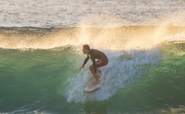 Clase de surf en grupo en Playa de Las Américas
