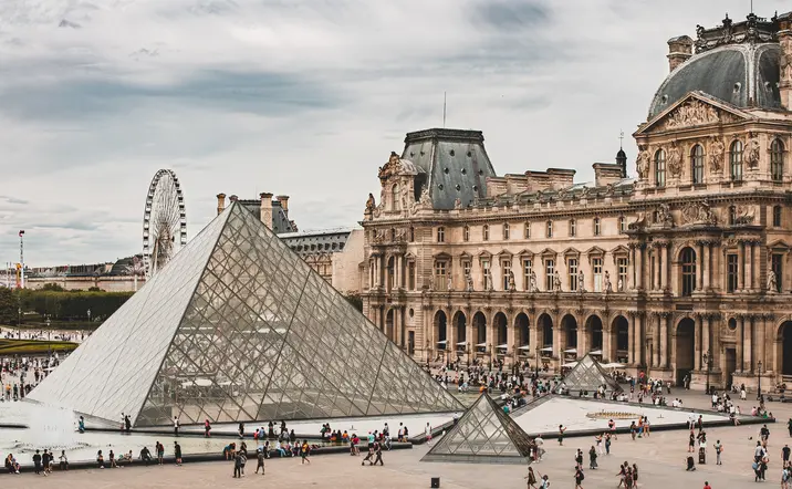 Exterior del Museo del Louvre en París- Atracciones Turísticas en París - Buendia Experiencias Únicas