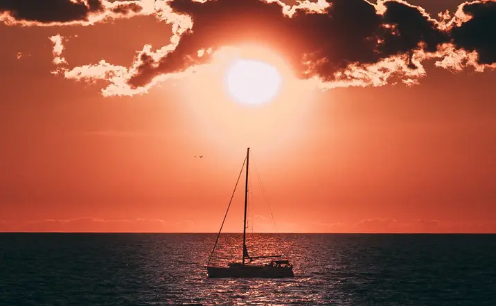 Catamarán en Menorca a la Puesta de sol desde Fornells