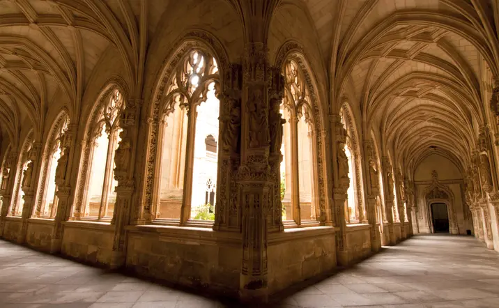 El interior del Gran Monasterio de San Juan de los Reyes incluye una iglesia con una nave única y capillas laterales, que albergan impresionantes retablos.