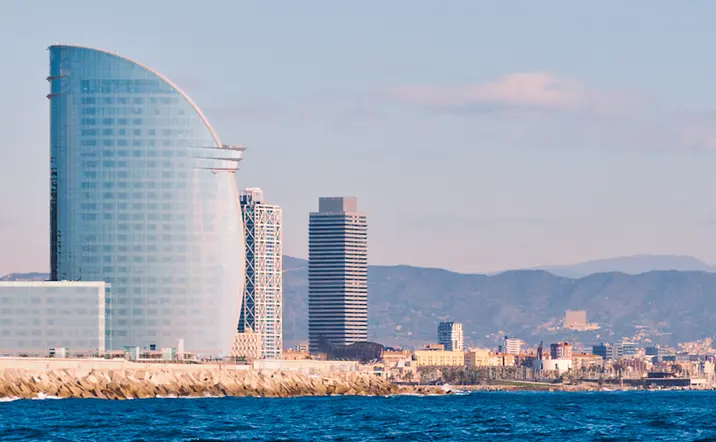 Paseo en catamarán por la costa de Barcelona - buendía