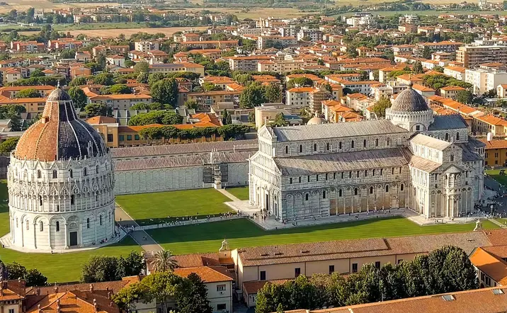 Vista panorámica de la Piazza dei Miracoli (Plaza de los Milagros), la torre inclinada y la ciudad de Pisa, Italia