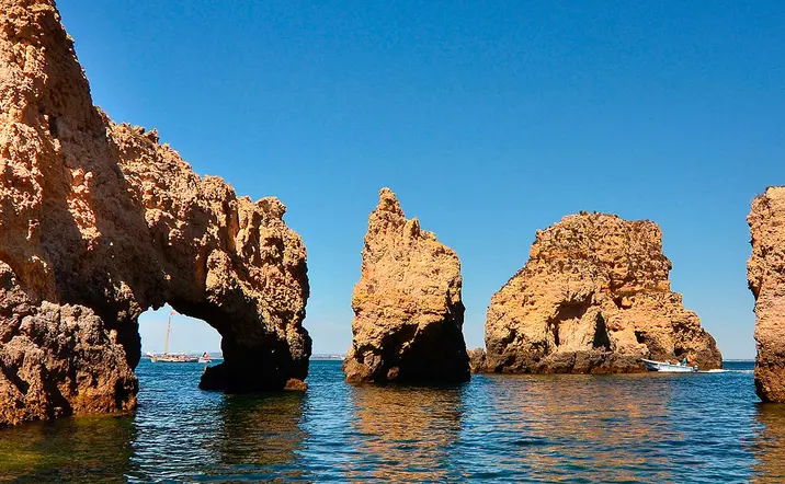 Paseo en Barco con Almuerzo por la costa de Lagos y Ponta Piedade