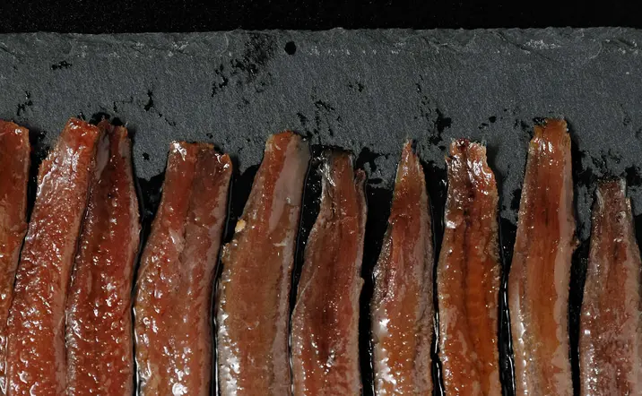 Visita fábrica conservera con degustación de anchoa y Marismas