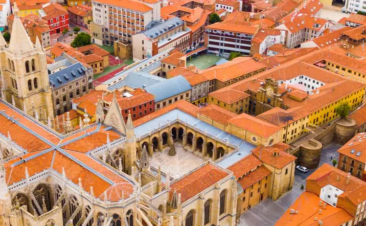 Tour a pie por León y Visita guiada a la catedral de León