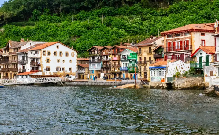 Tour a pie por Pasaia y paseo en lancha